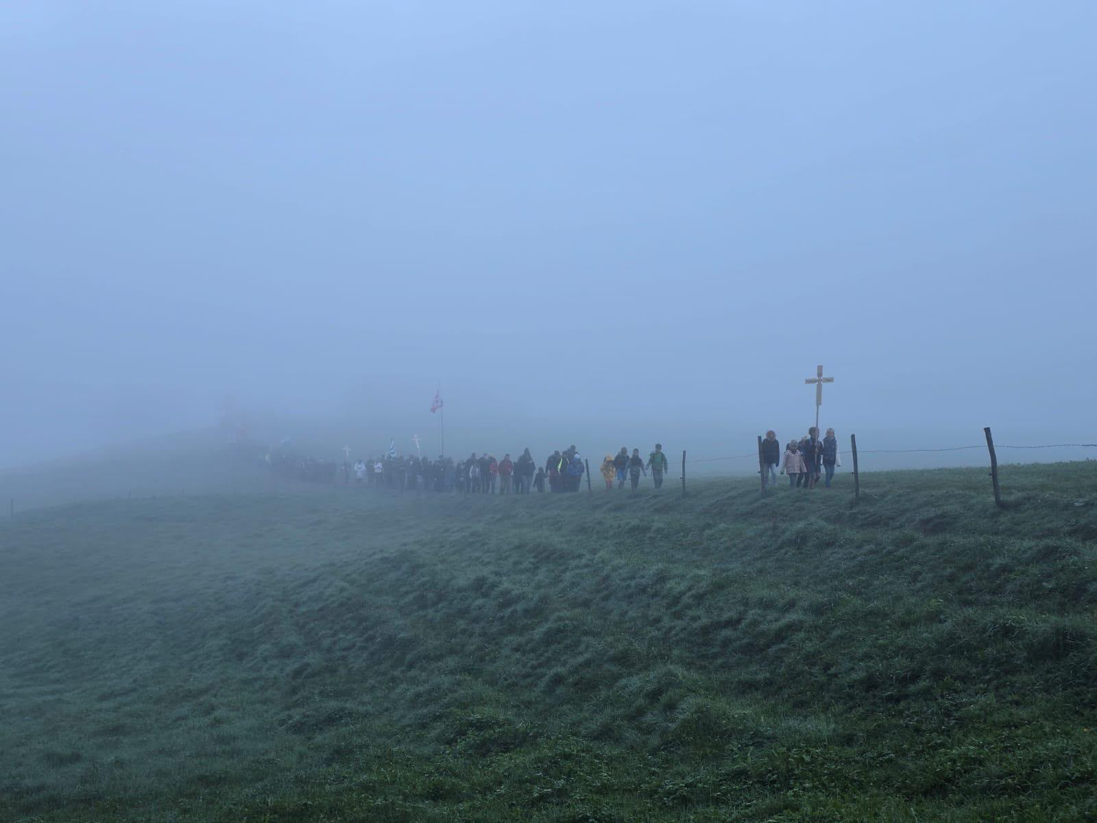 Colonne de pèlerins dans la brume au petit matin