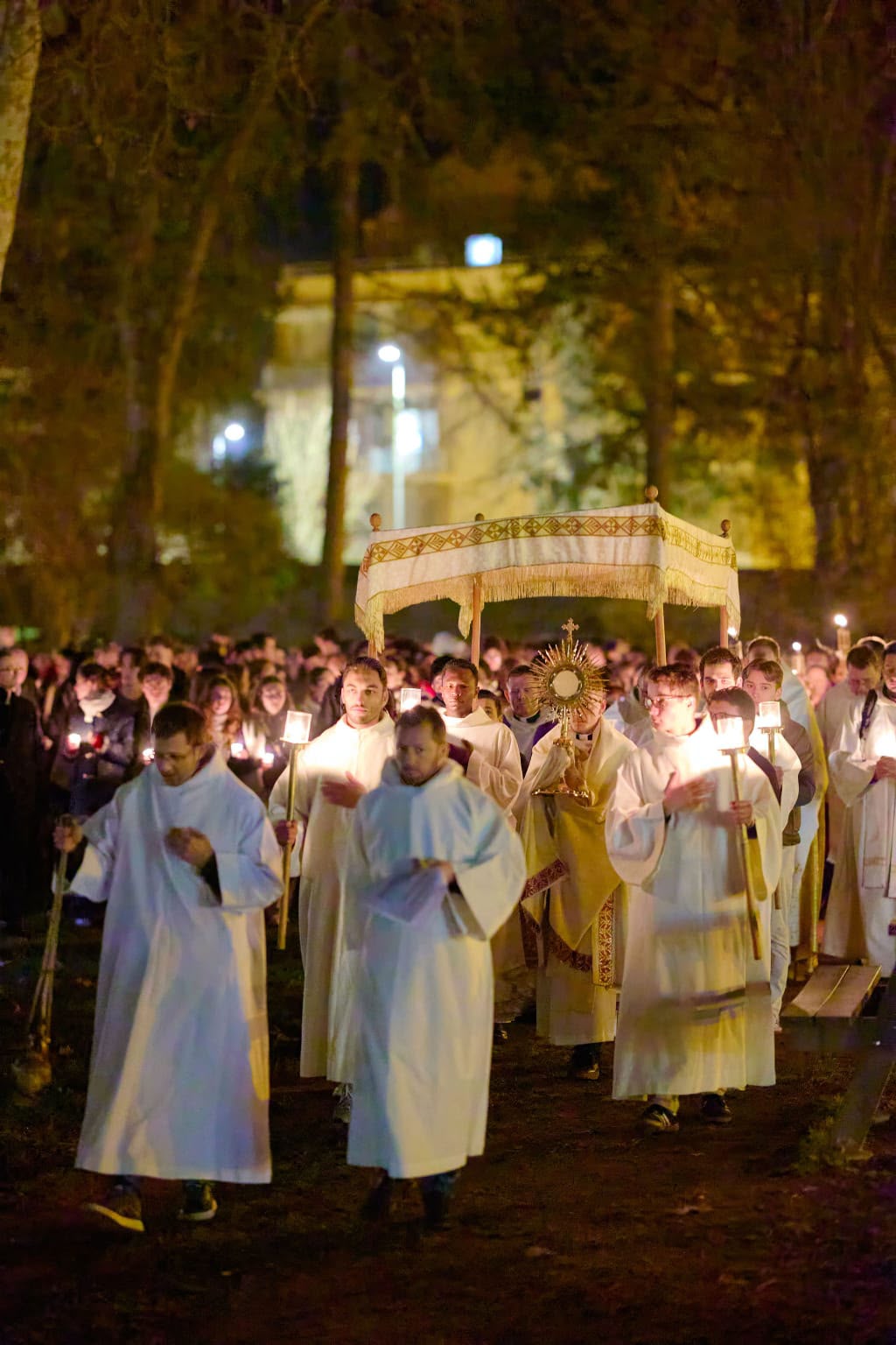 Procession eucharistique aux flambeaux à Paray-le-Monial